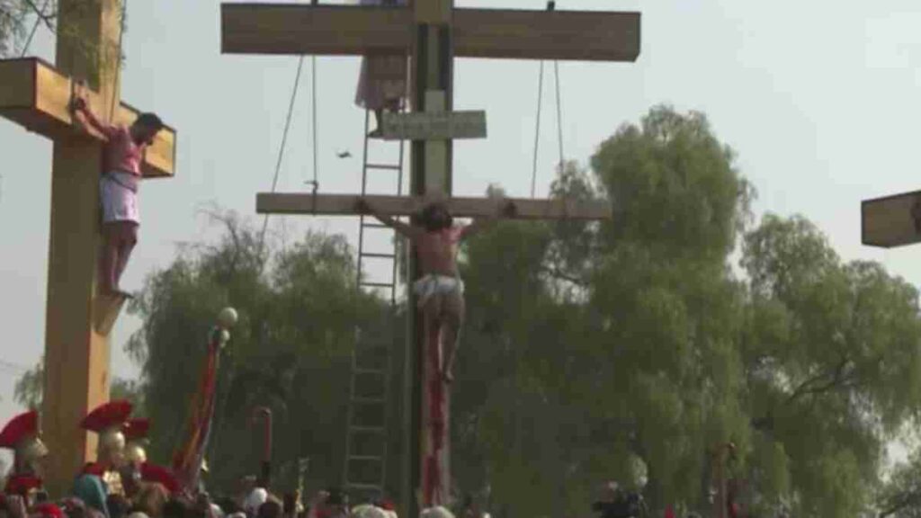 Jesús es clavado en la cruz, durante Pasión de Cristo, de Iztapalapa.