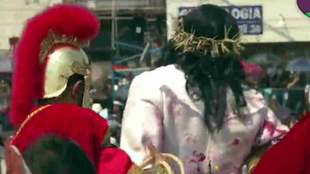 A Jesús le ponen corona de espinas, en Pasión de Cristo, de Iztapalapa.