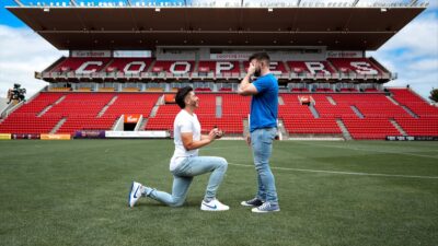 Futbolista Josh Cavallo le pide matrimonio a su novio en la cancha