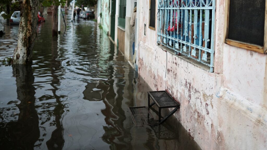 Adolescente se electrocuta por inundaciones en Argentina.