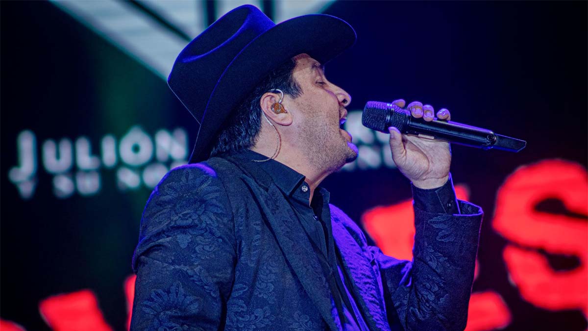 “No nos acordábamos”: Julión Álvarez detiene concierto porque no puede cantar corridos en Chihuahua