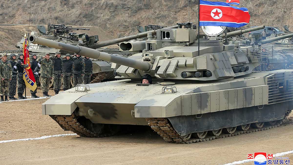 IMÁGENES: Líder de Corea del Norte presenta y maneja un nuevo tanque de combate