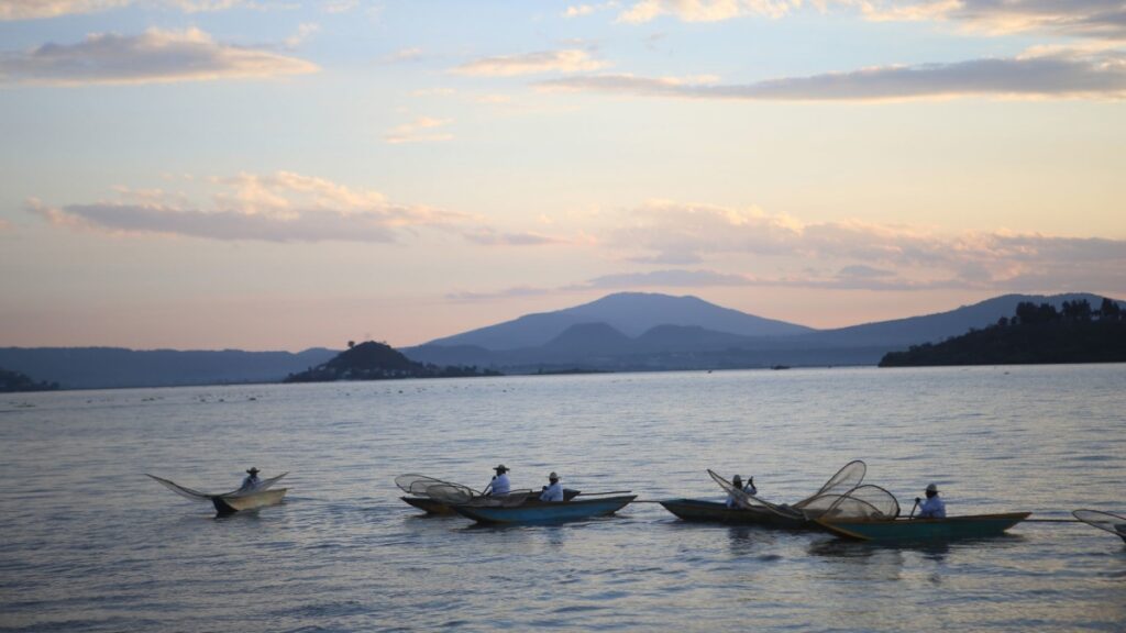 El Lago de Pátzcuaro sufre por la crisis de agua en México.