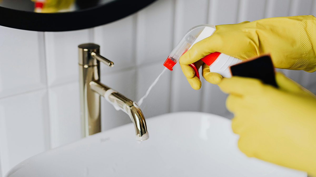 Cómo hacer un limpiador multiusos para tu hogar según la UNAM