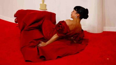 La actriz Liza Koshy se cae en la alfombra roja de los Premios Oscar 2024