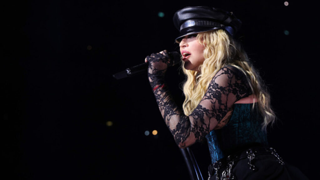 Madonna, la “Reina del Pop” reclama a fan por no pararse en concierto.