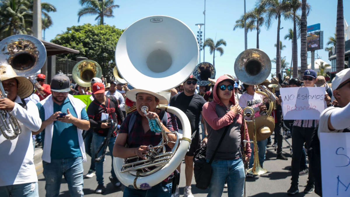 ¡Con la banda no! Artistas apoyan a músicos en playas de Mazatlán