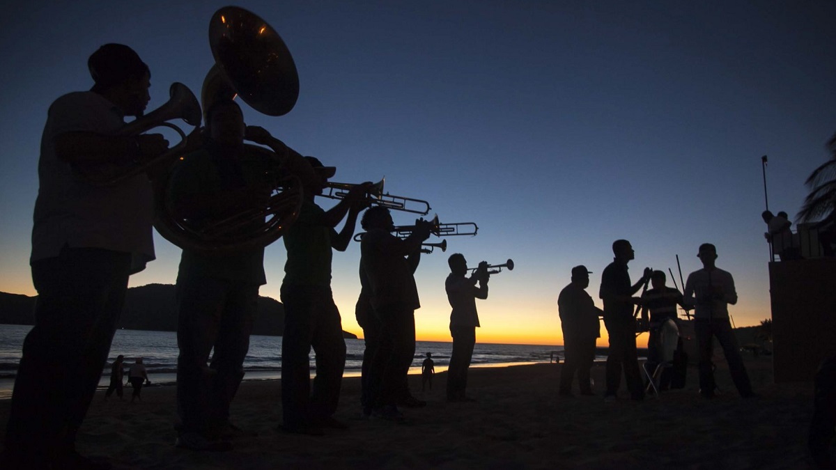 ¡Estalla polémica! Empresarios piden prohibir música de banda en playas de Mazatlán y redes sociales reaccionan