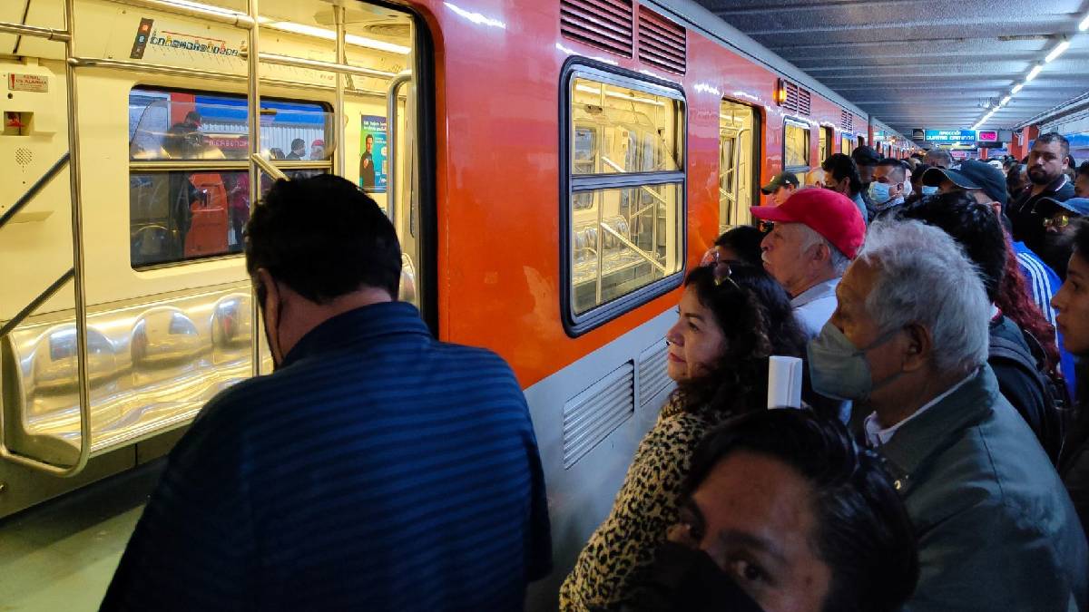 Desalojan a usuarios en la estación Hidalgo de la Línea 2 del Metro por corto circuito