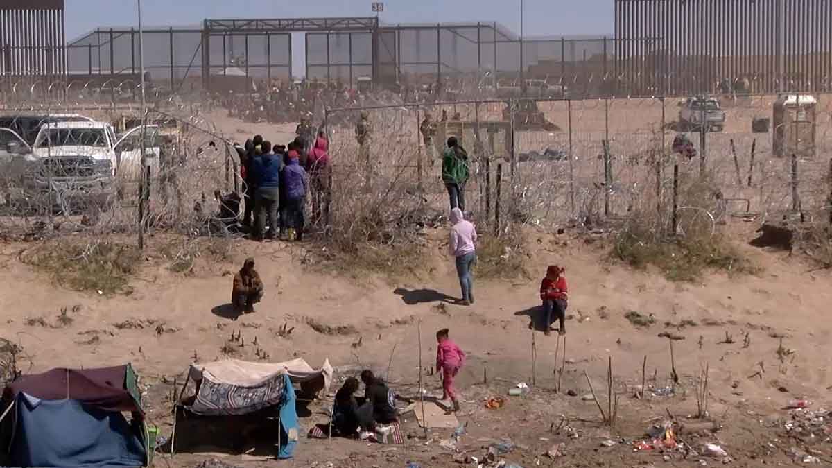 Migrantes intentan de nuevo cruzar frontera; los repelen con balas de goma