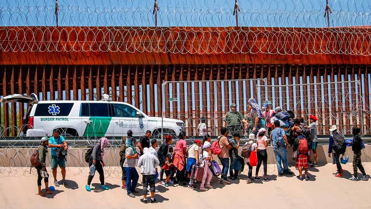 Corte Suprema de EU bloquea temporalmente ley de Texas que permite detener migrantes