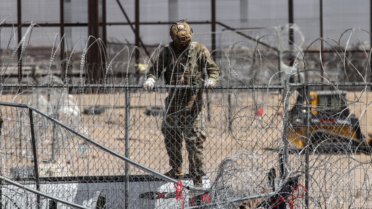 Migrantes insisten en llegar a EU; son interceptados por Guardia Nacional de Texas