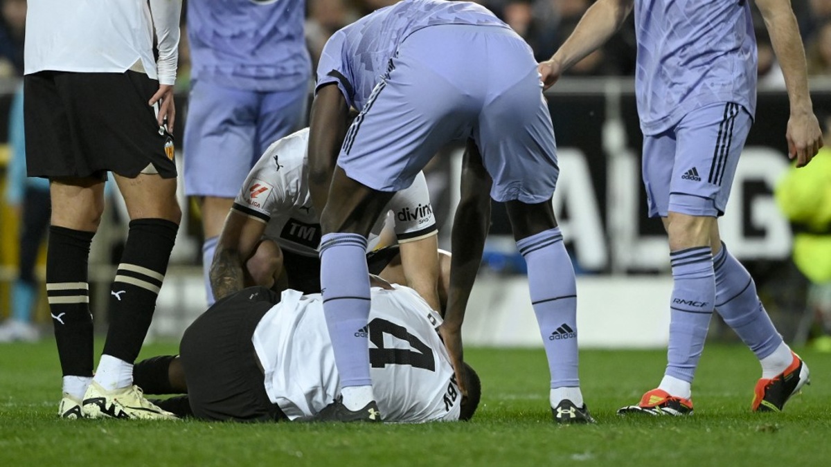 Video: Escalofriante fractura de futbolista en pleno partido