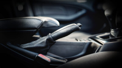 Movilidad: Cuándo usar el freno de mano del auto