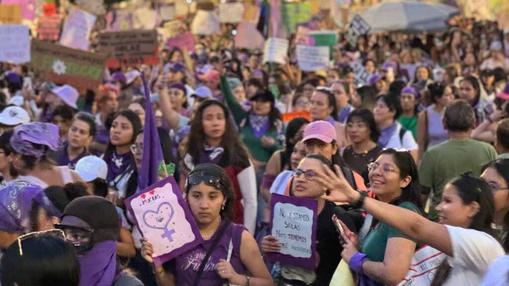 Marcha 8M 2024 en CDMX. 
mujeres siguen llegando al Zocalo