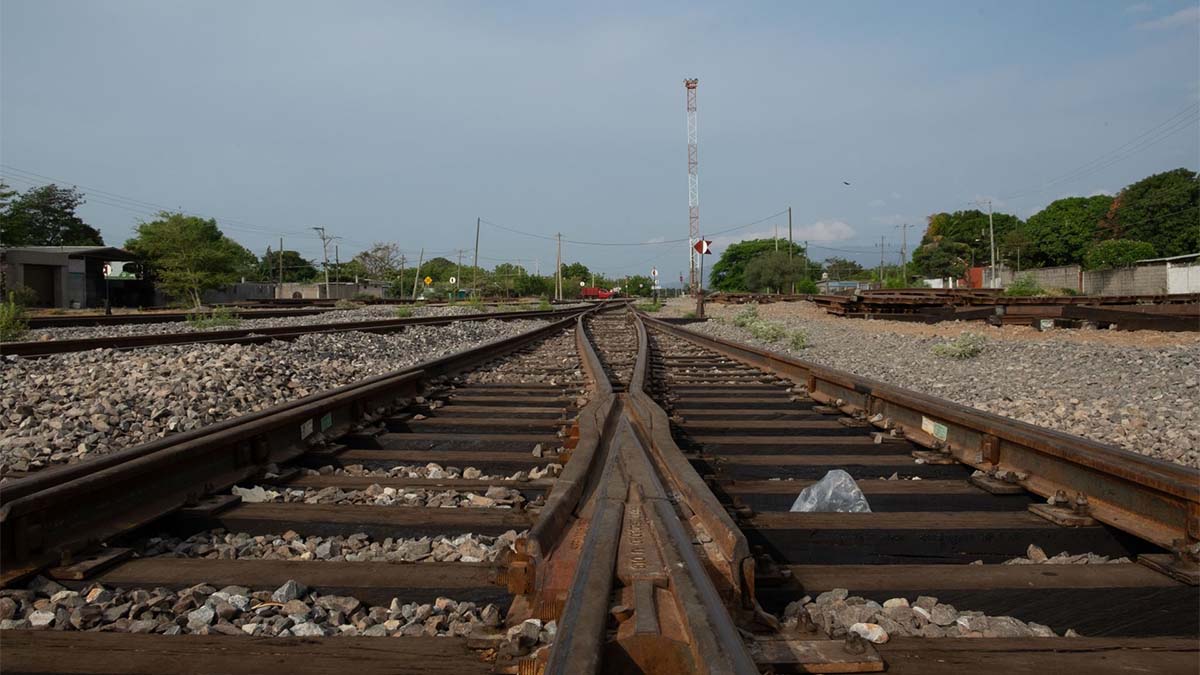 ¿Llevaba audífonos? Fuerte video del momento en que una mujer es arrollada por un tren en Escobedo, Nuevo León