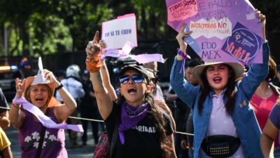 Manifestación de mujeres, quienes portan carteles