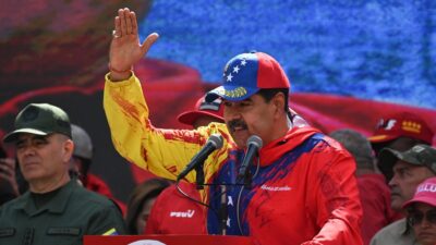 Nicolás Maduro vestido con los colores de la bandera de Venezuela