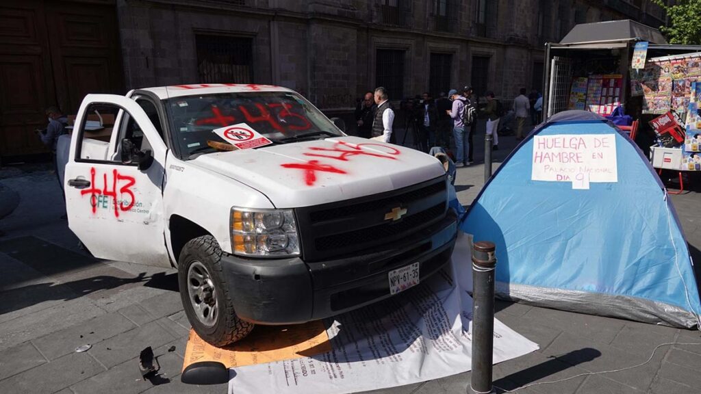 Padres de los normalistas de Ayotzinapa retiran plantón de Palacio Nacional