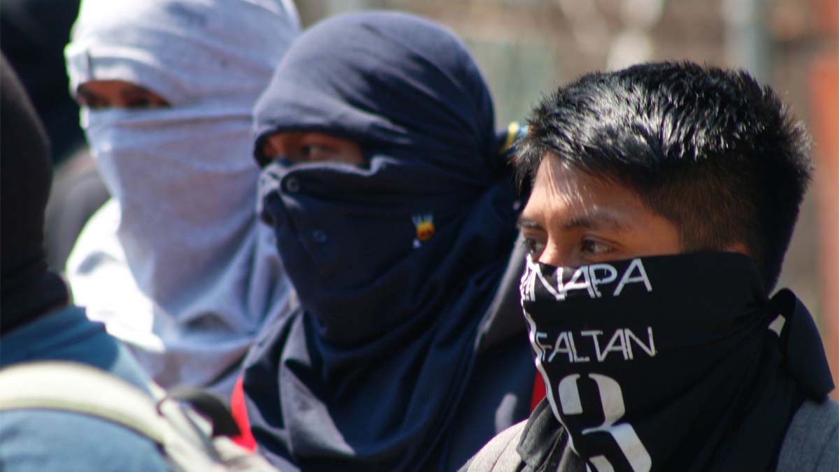 ¡Exigen justicia! Normalistas bloquean Parador del Marqués en Chilpancingo