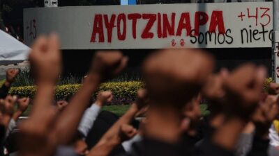 Normalistas de Ayotzinapa piden el dialogo en Palacio Nacional