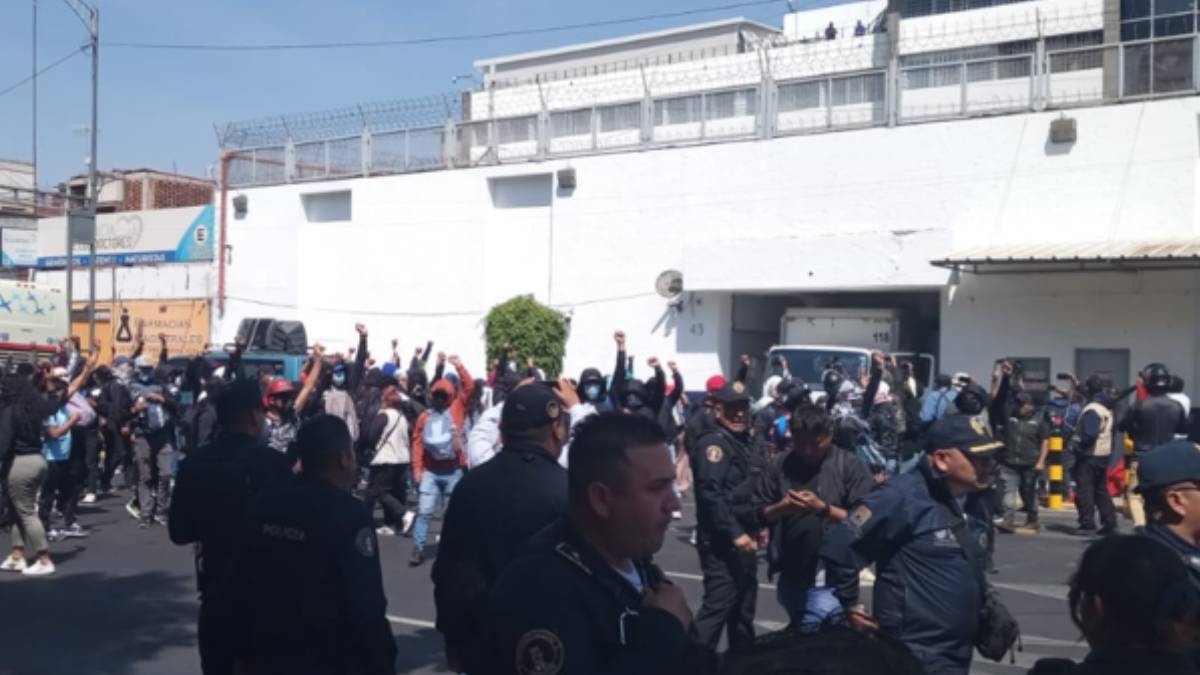 Normalistas lanzan petardos y estrellan camión contra Centro de Arraigos de la FGR