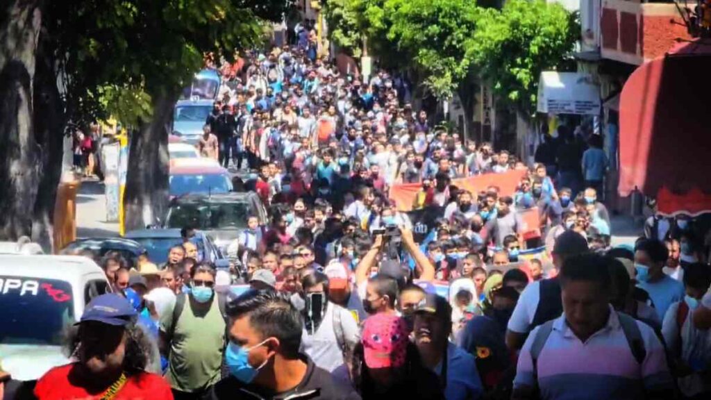 Inicia marcha de normalistas en Chilpancingo por muerte de Yanqui