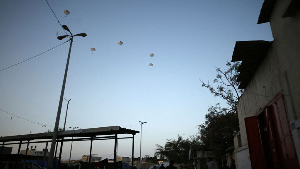 Salvarán vidas: aviones militares de EU lanzan ayuda en Gaza