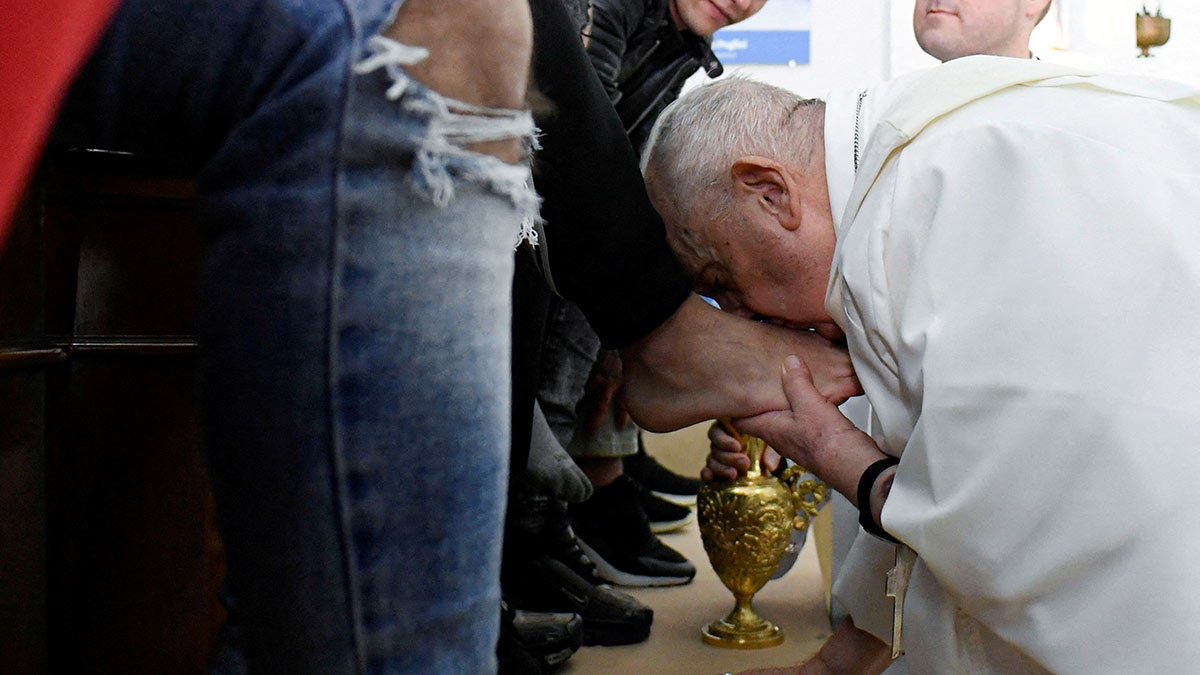 Papa Francisco visita una cárcel de mujeres y realiza ritual de lavado de pies