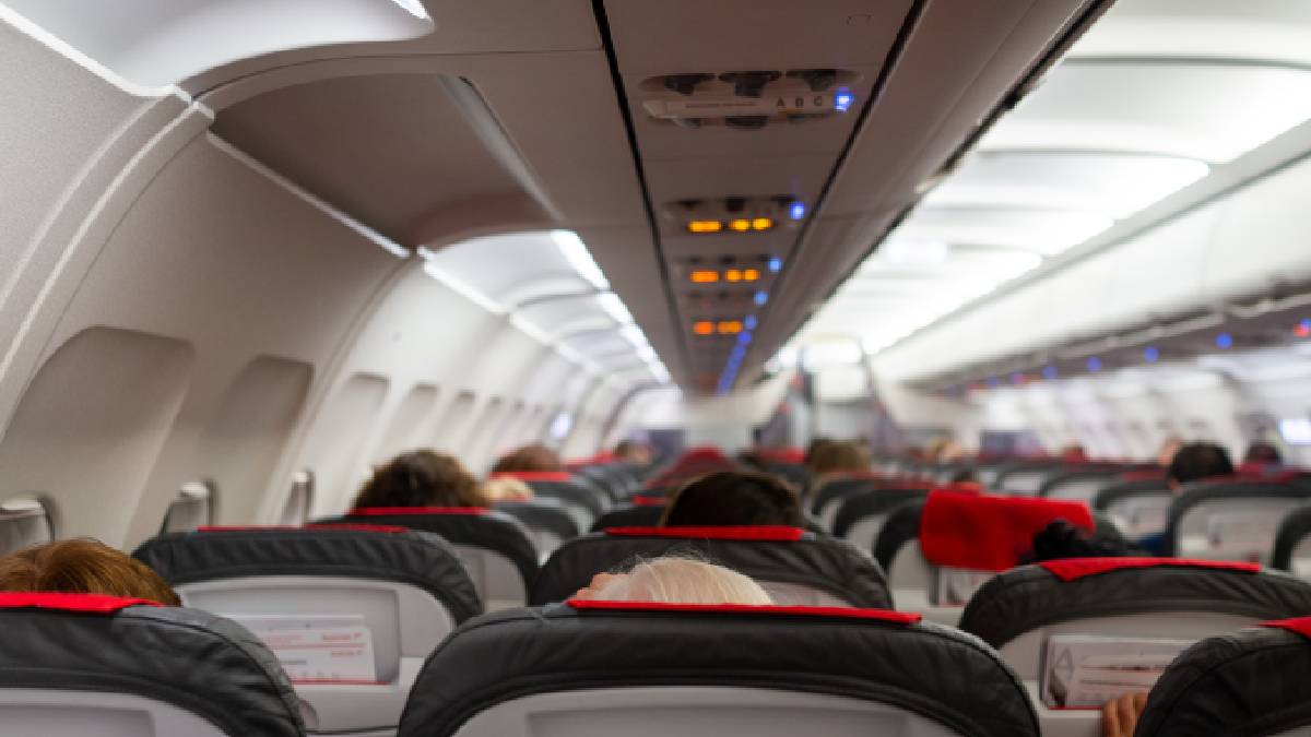 Desesperación en el AICM; reportan pasajeros encerrados por horas en un avión antes de despegar