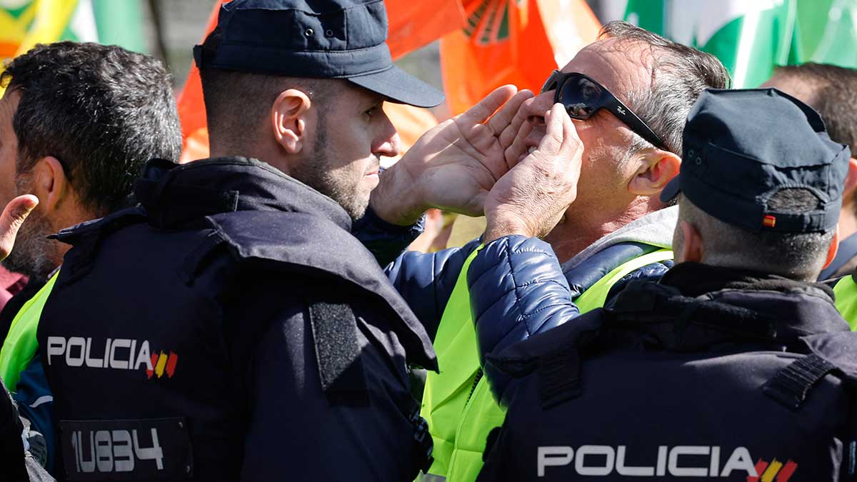 Policía de España detiene a 53 personas ligadas a red que amañaba apuestas