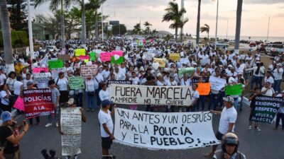 Policías se manifiestan en las calles de Campeche