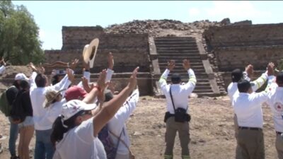 Personas alzan los brazos al cielo para darle la bienvenida a la primavera en zona arqueológica de Hidalgo