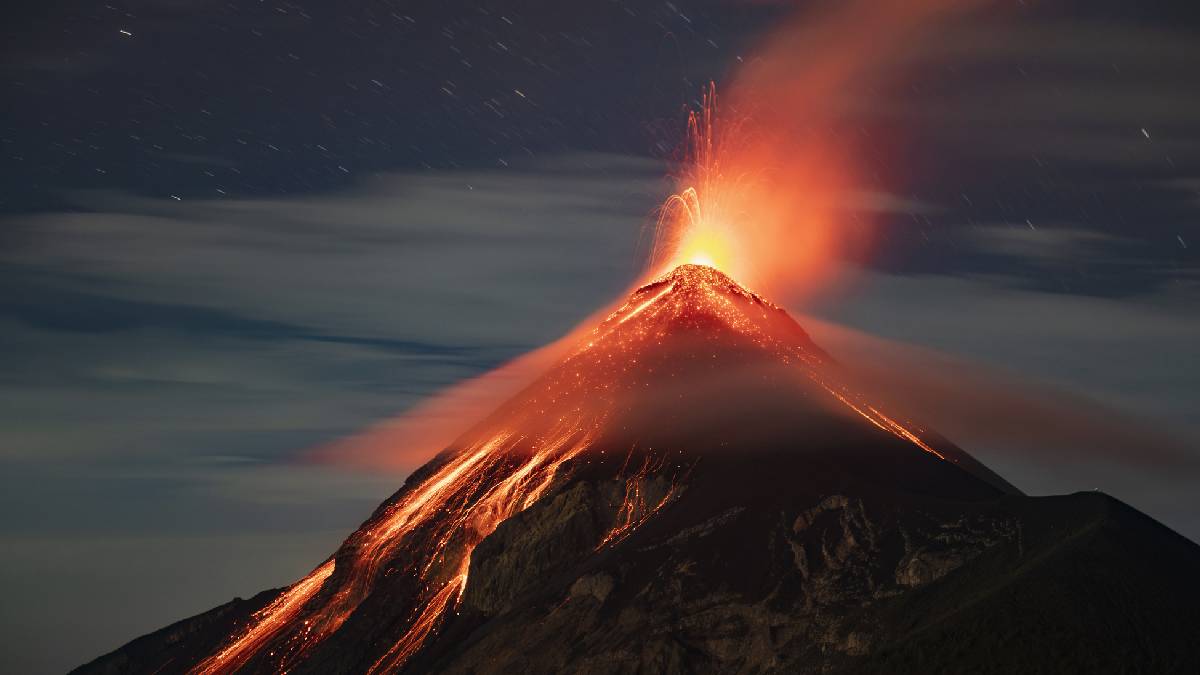 Arriesgan la vida: jóvenes suben al Volcán de Fuego y comparten impactantes videos