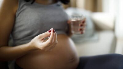 cofepris-alerta-sobre-adulteracion-en-vitaminas-para-preconcepcion-embarazo-y-lactancia