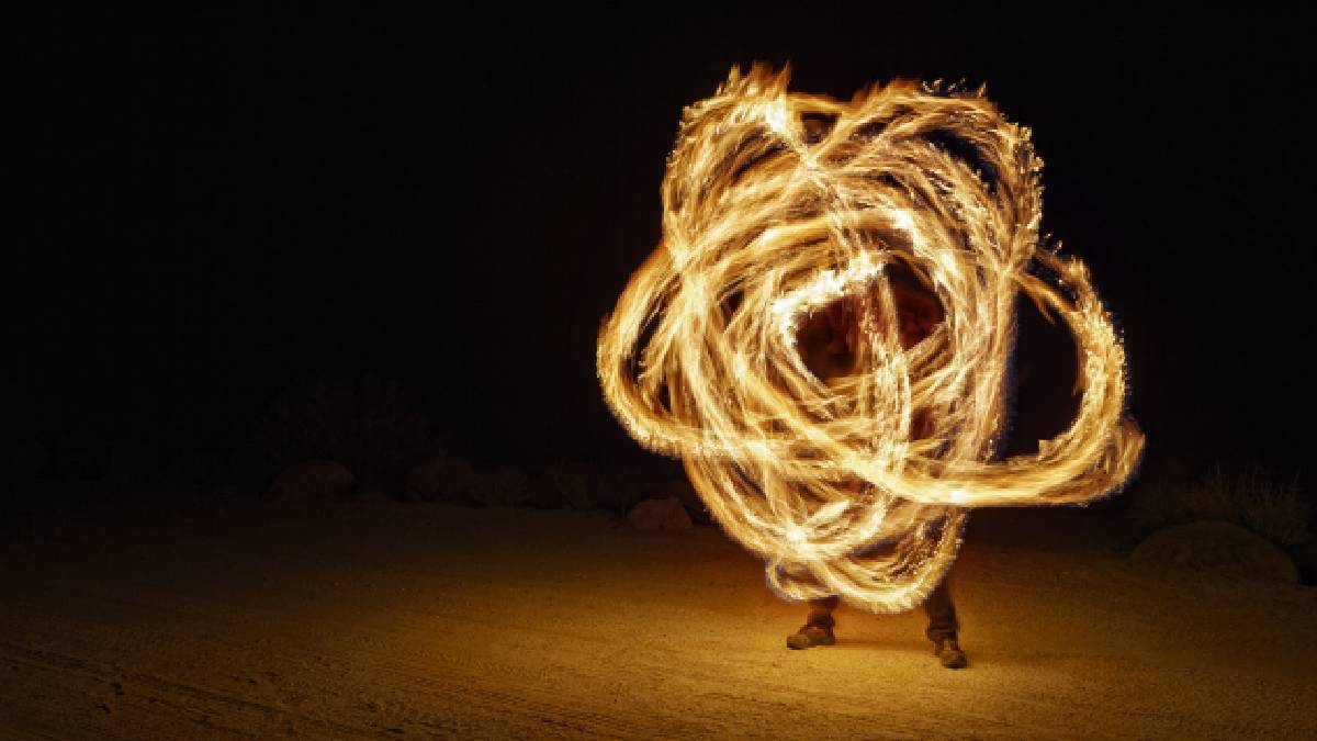 ¿Qué serán? Video viral muestra a supuestas “brujas” volando en bolas de fuego sobre cerro del Edomex
