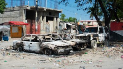 Automóviles calcinados en una calle de Puerto Príncipe en Haití