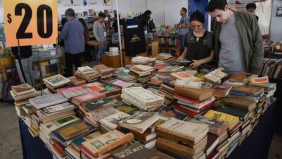 Remate de libros en el Monumento a la Revolución, en la CDMX