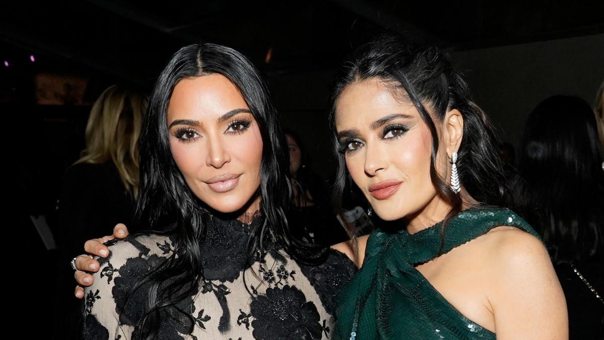 Salma Hayek aprende a hacer una selfie perfecta con Kim Kardashian