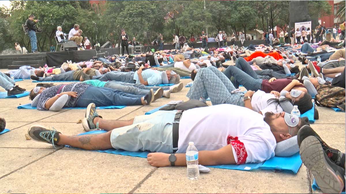 ¡A dormir! Realizan siesta masiva en el Monumento a la Revolución