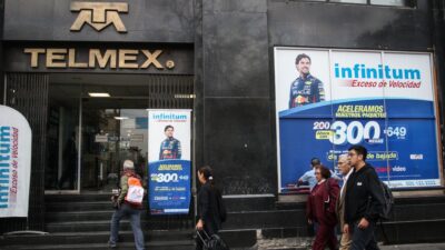 Entrada de la sucursal de Telmex en Avenida Juárez, de la CDMX