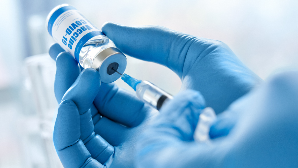 Un hombre que se vacunó 217 veces contra el COVID-19 no sufrió efectos secundarios, según estudio