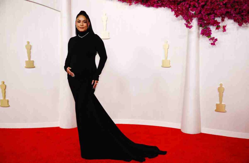 Vanessa Hudgens en la alfombra roja del Oscar 2024 confirma su embarazo