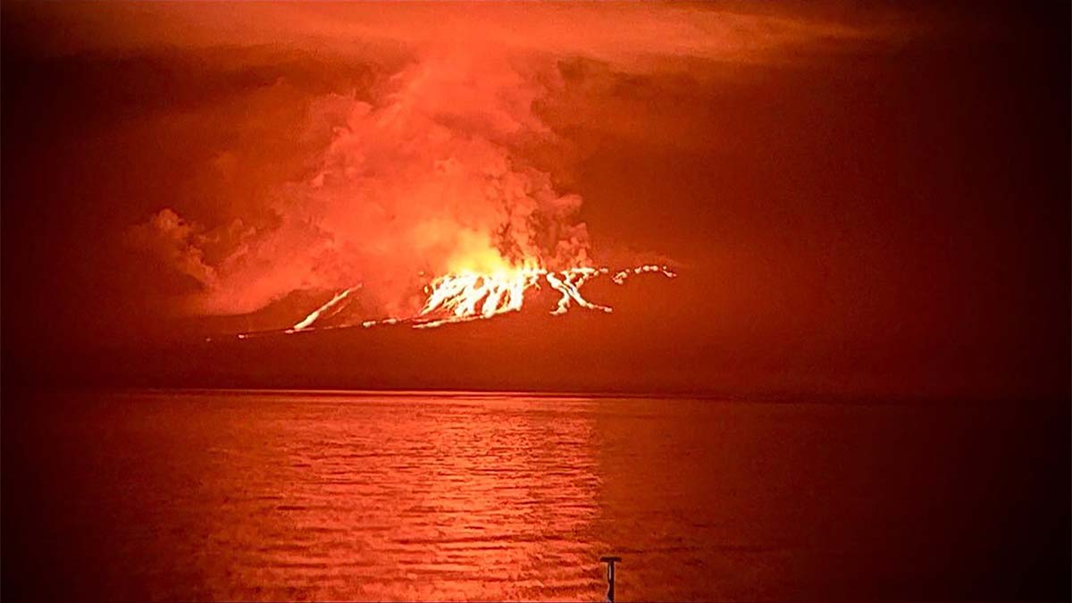 ¡Impresionante! Hace erupción volcán en una isla de Galápagos, cerca de Ecuador