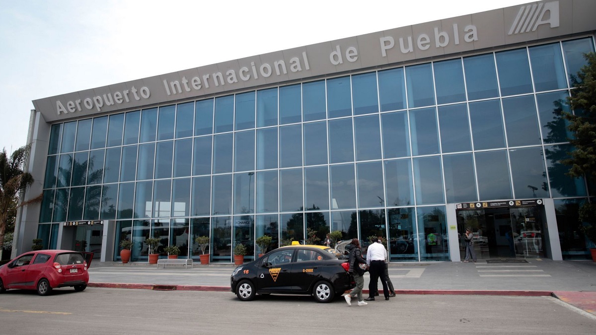 ¡Sigue muy activo! De nuevo, suspenden operaciones en aeropuerto de Puebla por caída de ceniza del Popocatépetl