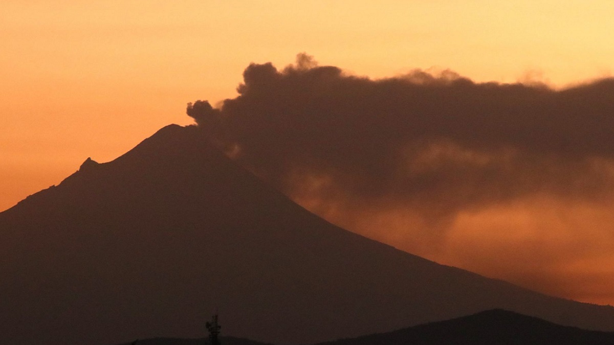 Popocatépetl sigue activo; expulsa material incandescente