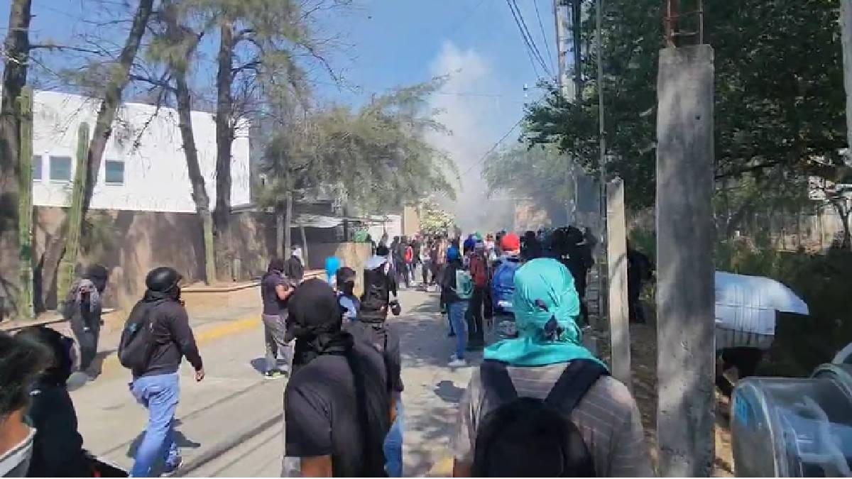 Normalistas vandalizan instalaciones de la Fiscalía de Guerrero y queman autos