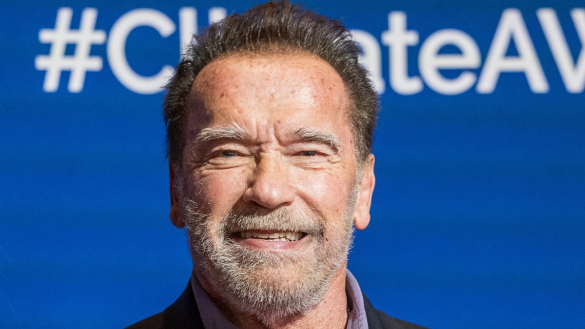 Arnold Schwarzenegger muestra su marcapasos tras cirugías a corazón abierto