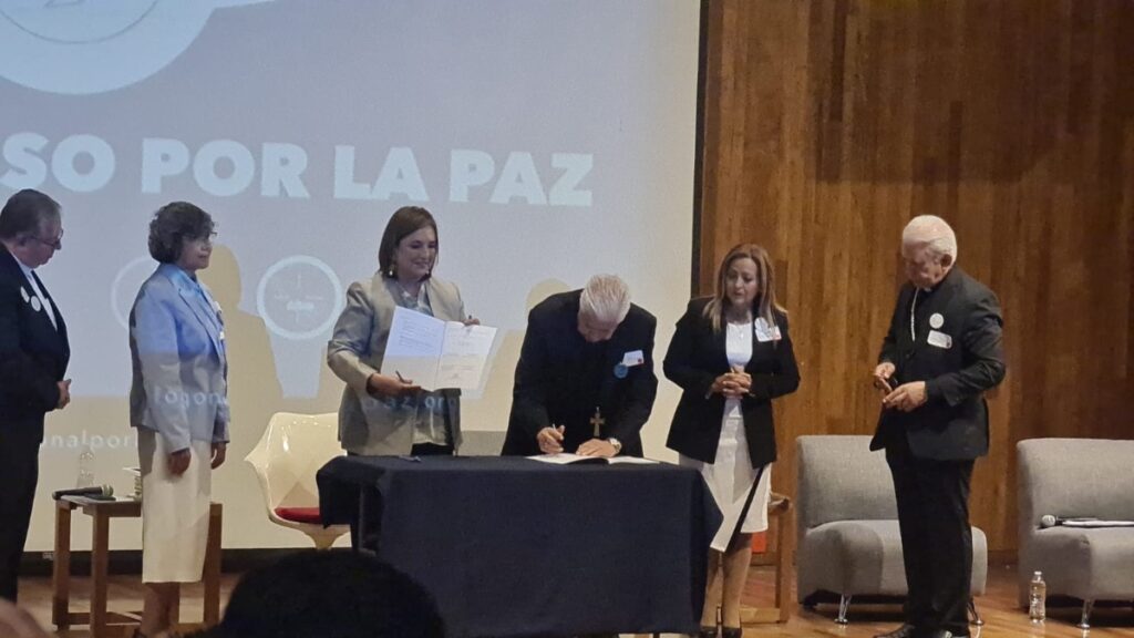 Xóchitl Gálvez al momento de firmar el compromiso por la paz
