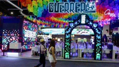 Stand del tianguis turístico que se realiza en Acapulco